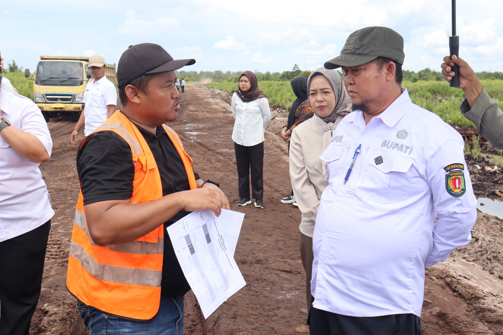 Bupati Katingan Tinjau Perkembangan Pembangunan Jalan Kereng Pakahi – Kampung Melayu – Kampung Tengah