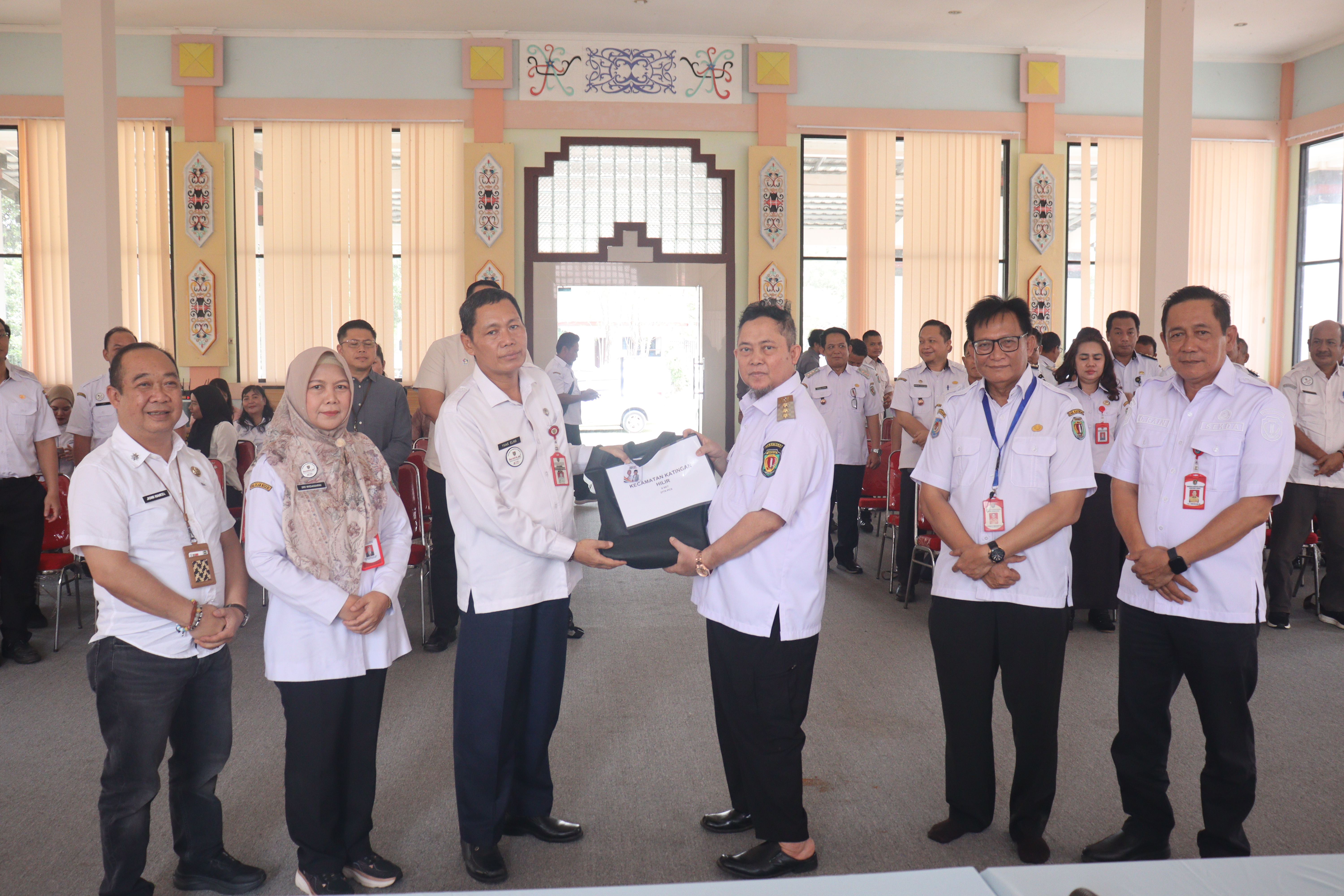 Pemprov Kalimantan Tengah Salurkan Program KHBS di Katingan, Bupati Serahkan kepada Para Camat