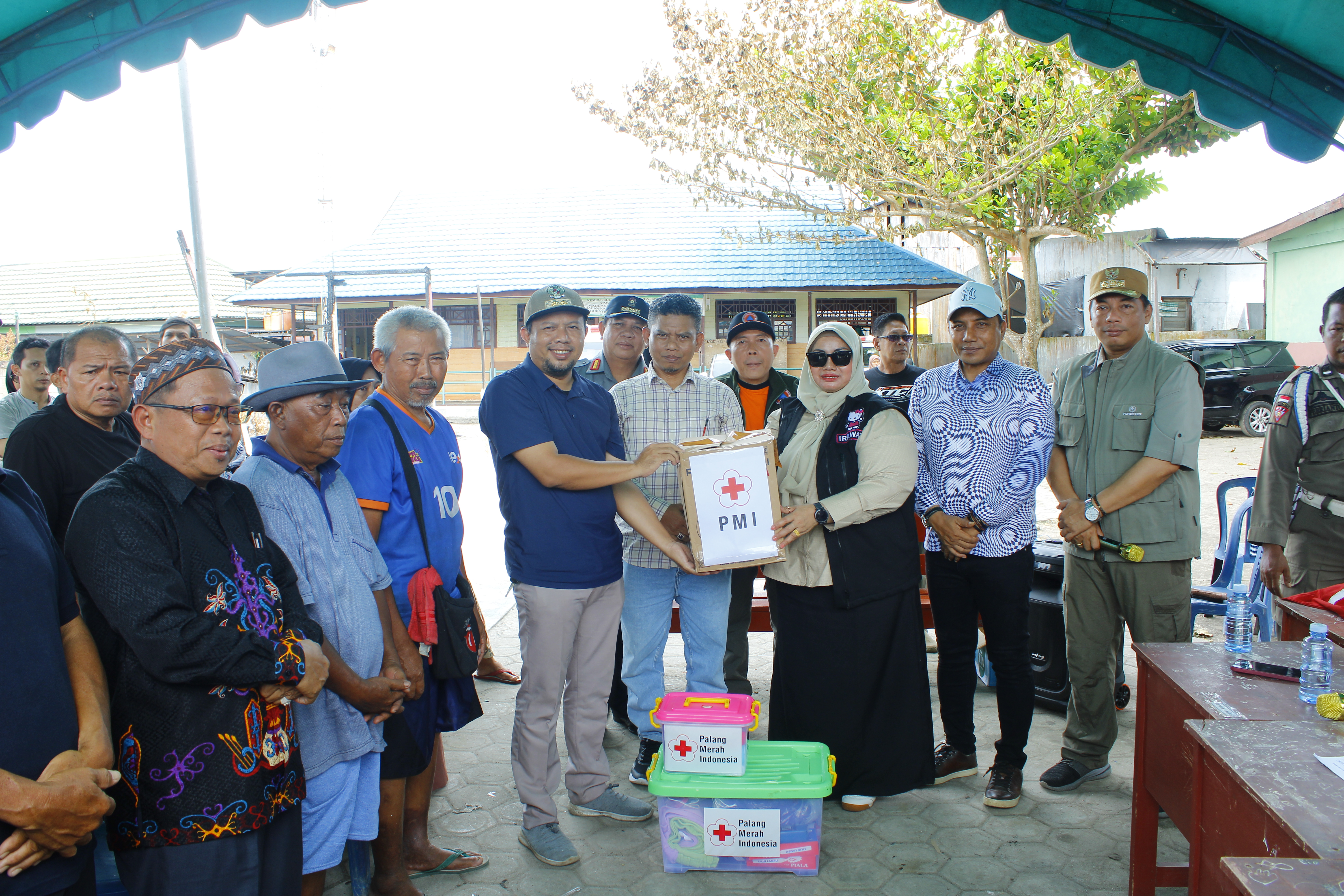 Solidaritas Antar Daerah, Pemkab dan PMI Kotim Serahkan Bantuan untuk Korban Kebakaran Pasar Lama Kasongan