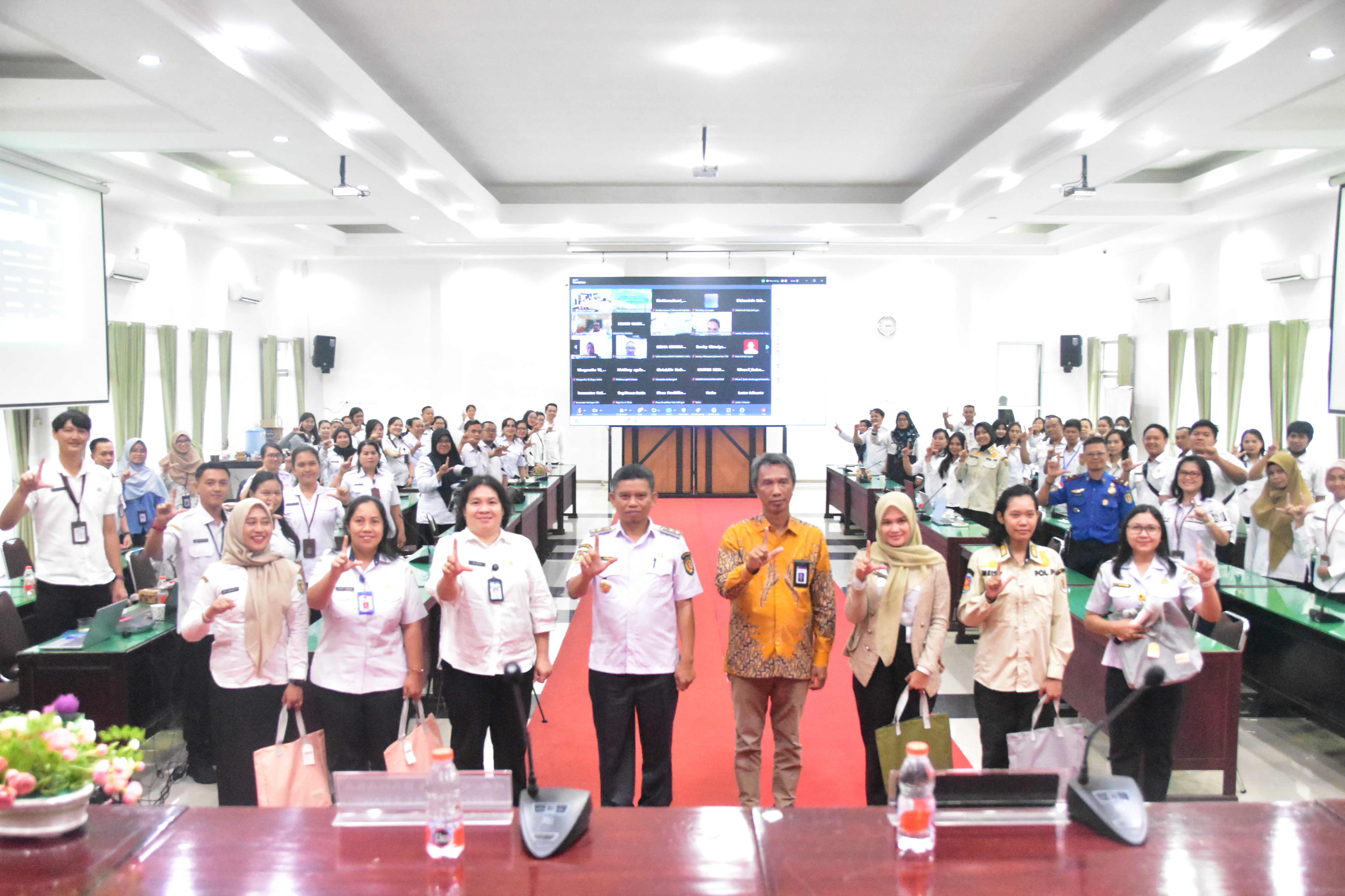 WAKIL BUPATI KATINGAN RESMI TUTUP PELATIHAN PENINGKATAN KAPASITAS SDM DALAM BIDANG KEBAHASAAN