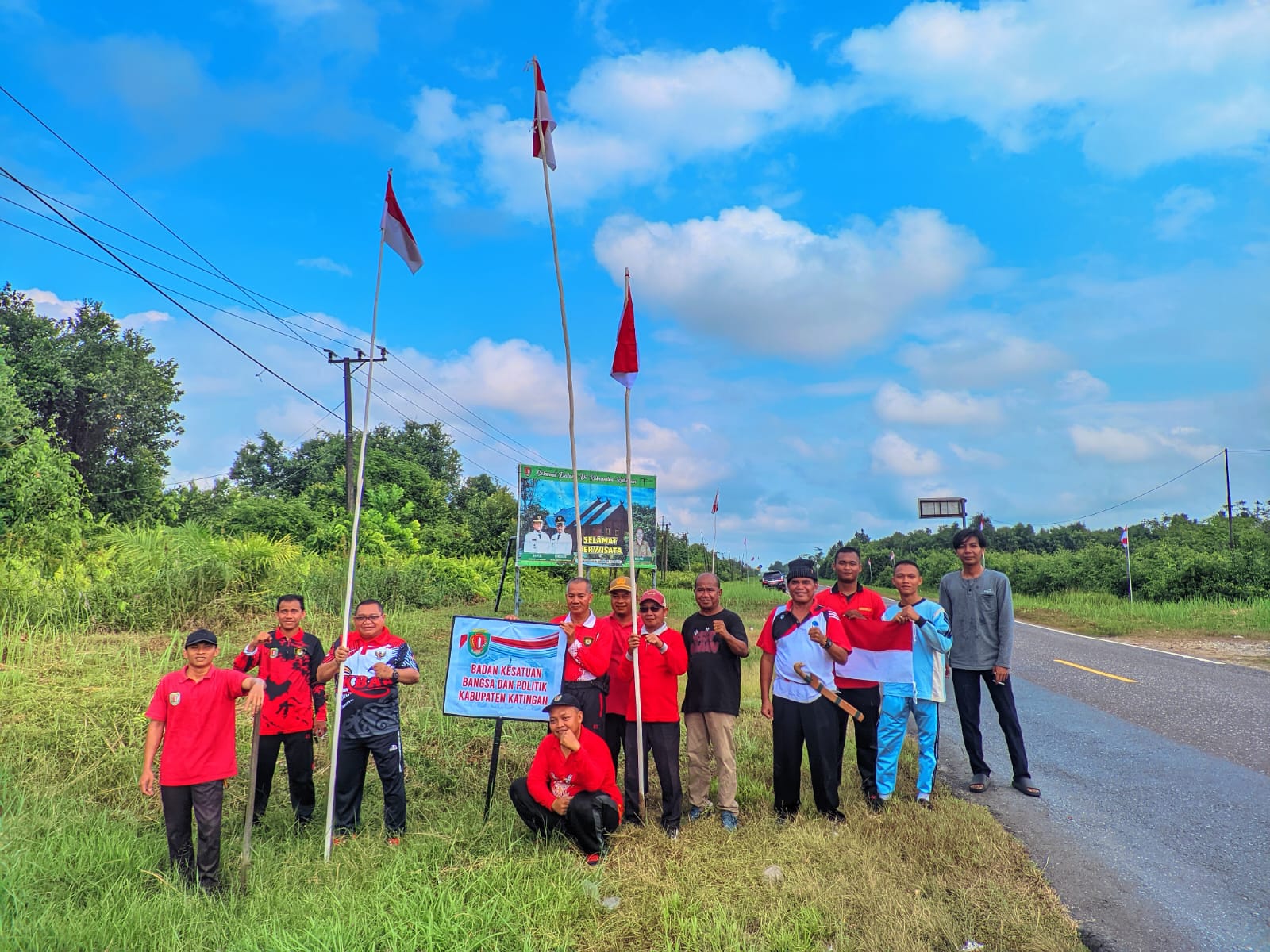 PEMASANGAN DAN PENGIBARAN BENDERA MERAH PUTIH SERENTAK DI KABUPATEN KATINGAN